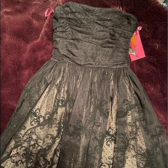 Dresses & Skirts - Betsy Johnson